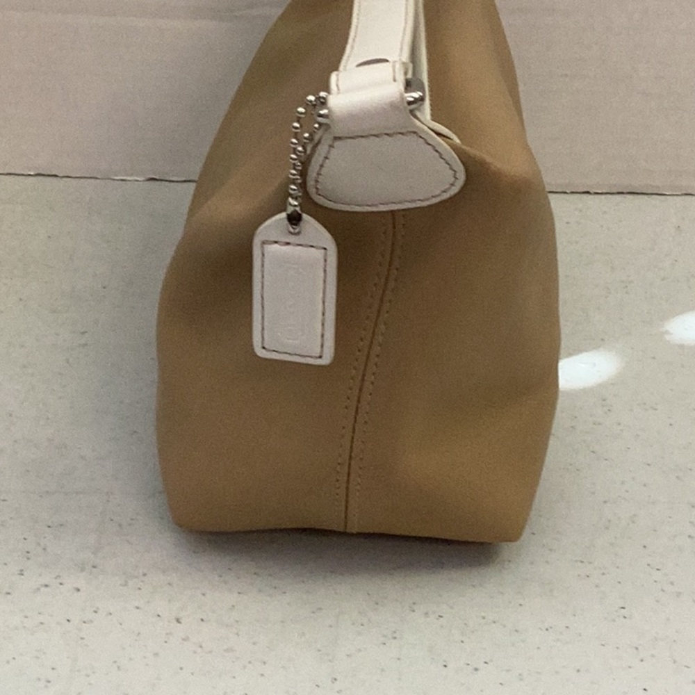 Coach Beige and Cream Leather Shoulder Bag - Picture 4 of 16